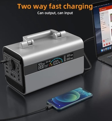 เอาต์พุตอินพุต 110V / 220V 600wh สถานีไฟฟ้าแบบพกพาพร้อมพลังงานแสงอาทิตย์และแสง 4w